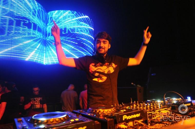 TechnoHN's tweet photo. ¡@OliverHeldens  te trae el video de “Last All Night (Koala)”! http://t.co/LeuHgOPJUz http://t.co/ziIyfylcuU