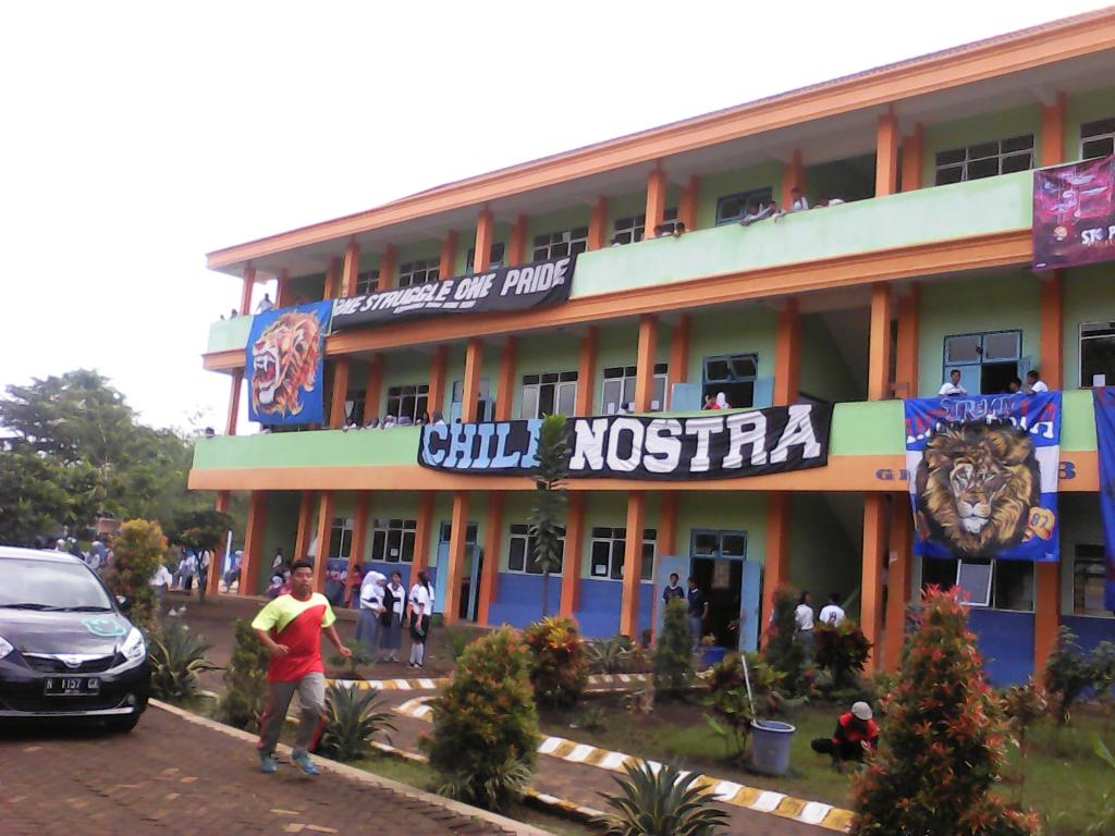 Hudan_ultras4's tweet photo. Our school as like on the stadium ;) #2picture classmeet today @DLion1987 @we_aremania @ULTRAS_JEMBER87 @WSCsm http://t.co/1WikJ1U1eS
