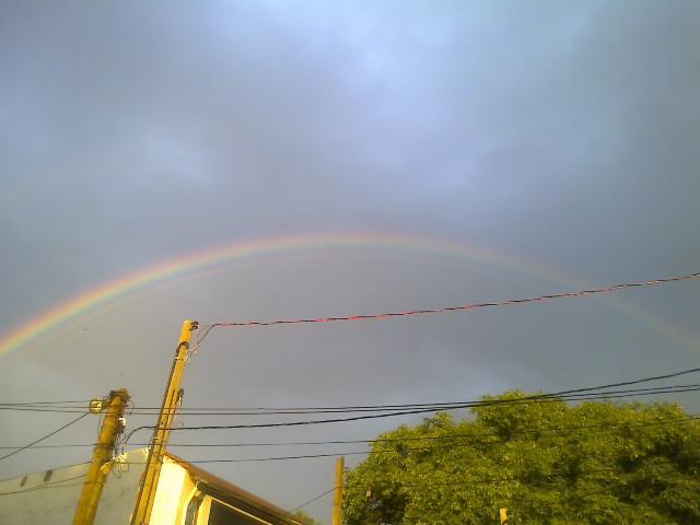 Ly_SantAnna's tweet photo. Lindo entardecer.Logo apos a chuva ,veio nos alegrar #Arco_Iris.. Boa noite @realcris_silva @maira_gatto @reginacase http://t.co/HN581zZsIG