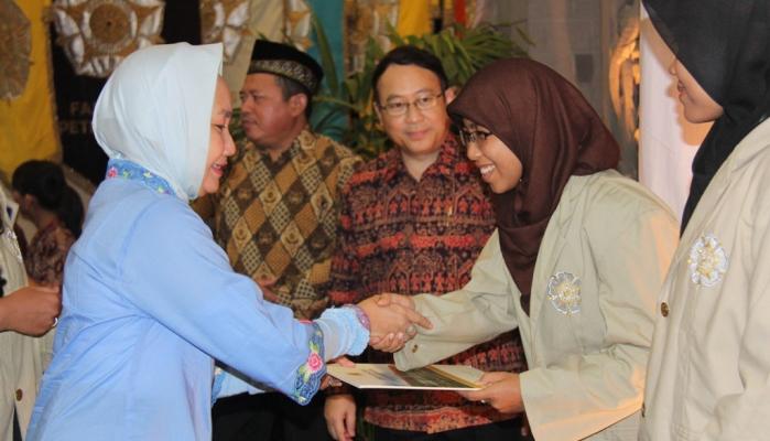 Prof Dwikorita! | "<a href="/UGMYogyakarta/">UGM</a>: #beritaUGM UGM Beri Penghargaan 63 Insan Berprestasi goo.gl/DPMb05 "
