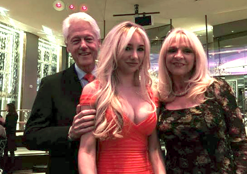 JonJKarlsson's tweet image. My man Bill. Hefur engu gleymt. #classy #ClintonStyle