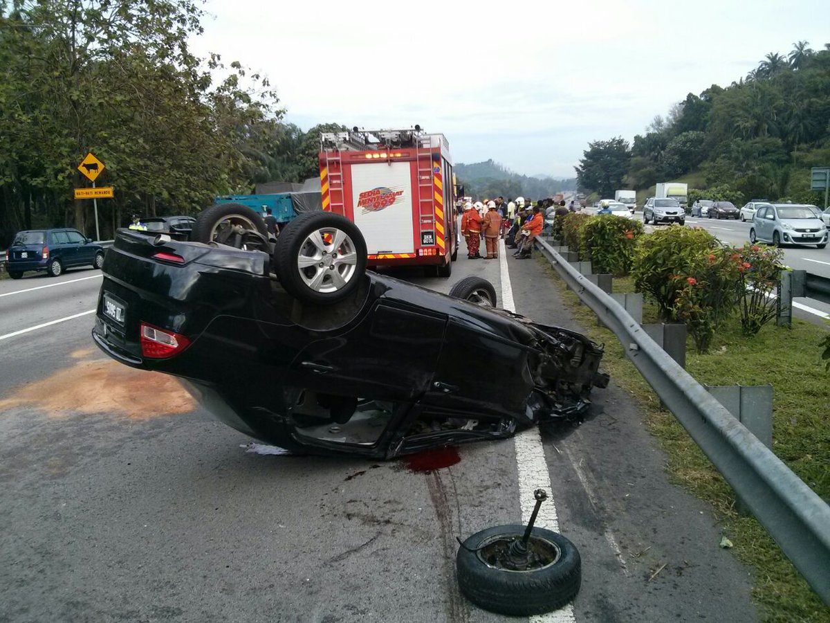SinChewPress's tweet photo. 一辆轿车今早在南北大道不叻士北上芙蓉方向的250公里处行駛途中，欲超車不遂而失控翻覆，更因而造成4车连环撞，酿成其中一輛涉禍的休旅車內一對巫裔男女当场毙命。 http://t.co/RXCNQge0Ms