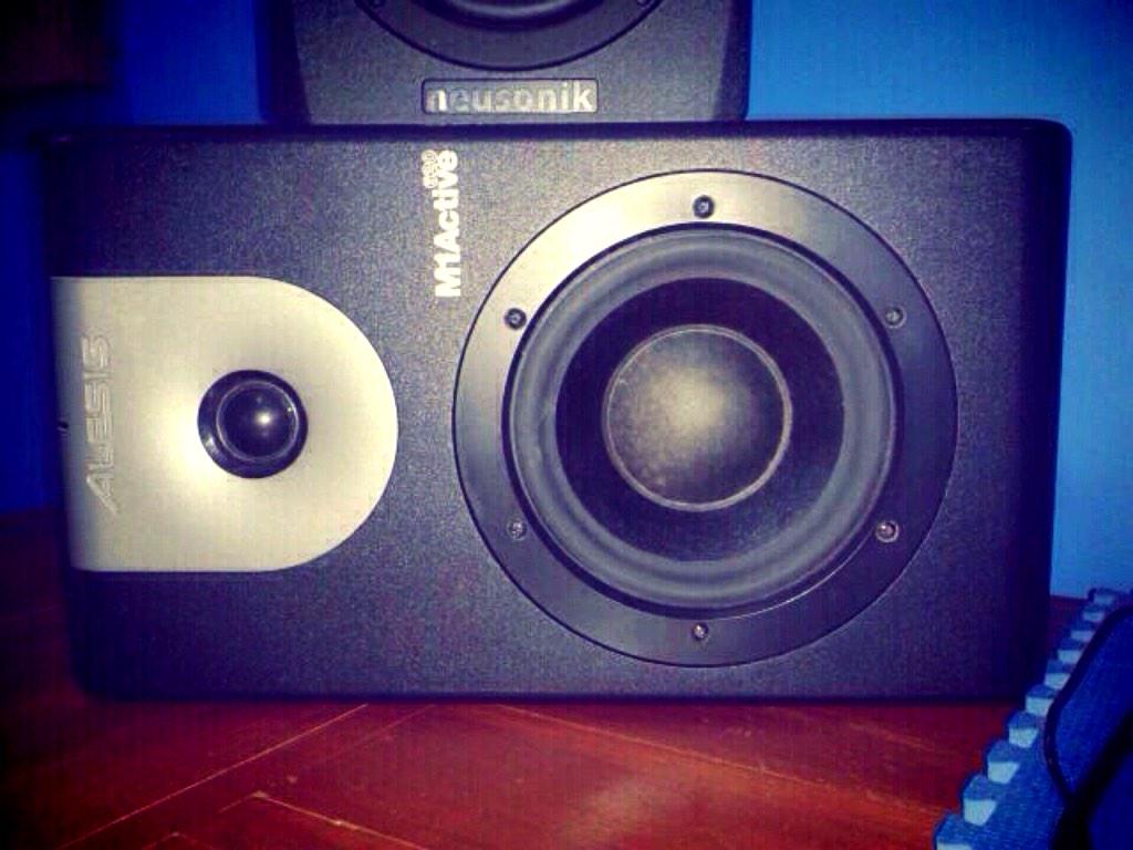 DI JUAL speaker ALESIS m1active , 8inch , MINAT ? PM aja langsung :)