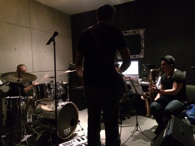 lionmxoficial's tweet photo. Del baúl de los recuerdos, grabando disco. http://t.co/XsHlpIKZX5