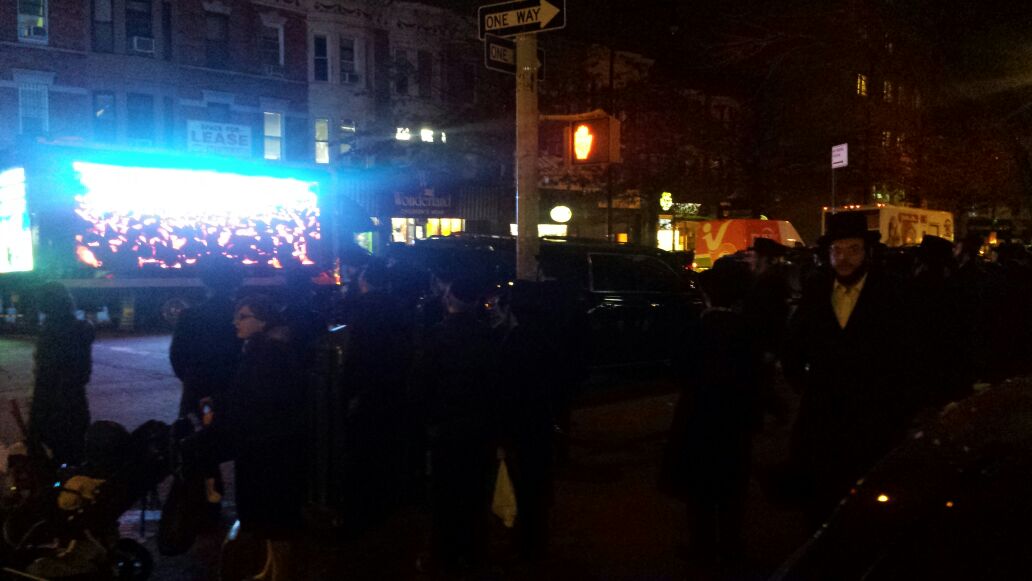Hamenagnim's tweet photo. #Kumtantz TRUCK tonight by SHOMREI SHABBOS @Hershyw @TheShiraChoir @yossirubin @Ywerdyger @ShloimeGertner @elishprei http://t.co/jhsdbyg7oN