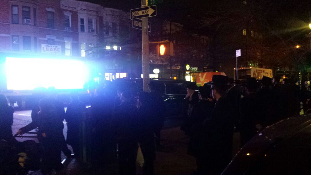 Hamenagnim's tweet photo. #Kumtantz TRUCK tonight by SHOMREI SHABBOS @Hershyw @TheShiraChoir @yossirubin @Ywerdyger @ShloimeGertner @elishprei http://t.co/jhsdbyg7oN