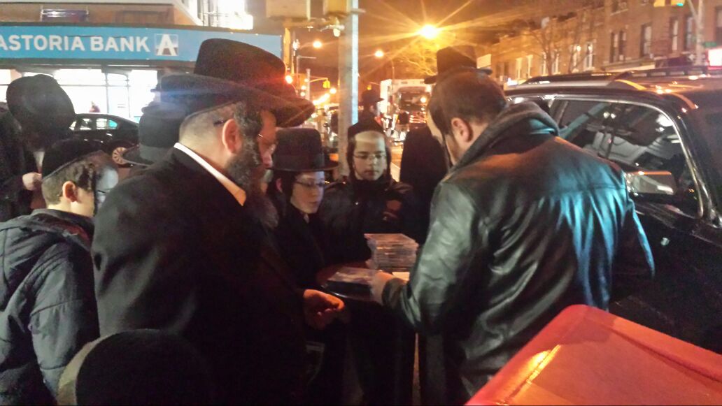 Hamenagnim's tweet photo. #Kumtantz TRUCK tonight by SHOMREI SHABBOS @Hershyw @TheShiraChoir @yossirubin @Ywerdyger @ShloimeGertner @elishprei http://t.co/jhsdbyg7oN
