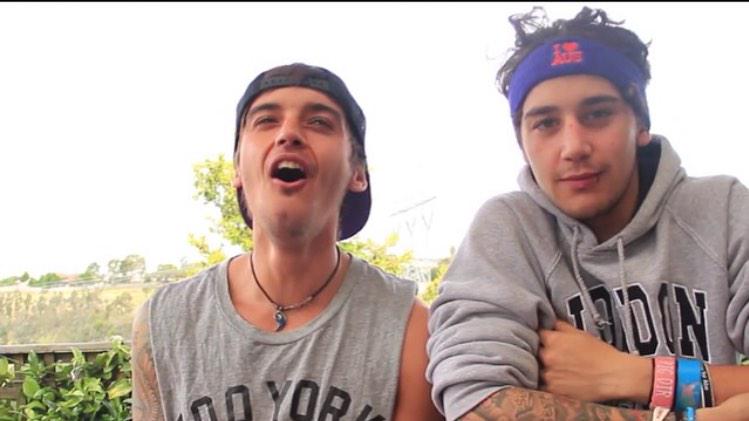 BrooksBeau's tweet photo. When your teacher tells you to stand up in class but you have a Boner http://t.co/d2tHH2pZFD
