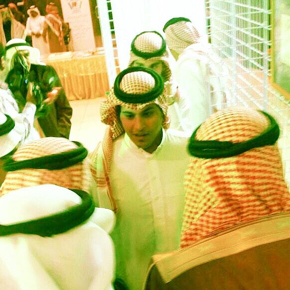 emad_alzahrani9's tweet photo. شكراً للنادي الأدبي على إستضافتهم لي لليوم العالمي للغة العربية .. صورة ملتقطه أثناء شرحي للأعمال الفنية ..😊 http://t.co/dzoi6JCKj3