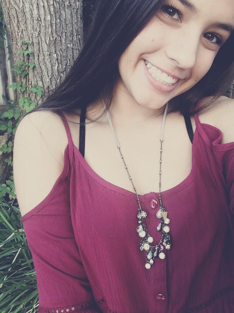KingKoraun's tweet photo. WCW goes to this cutie❤️ @mariahcasillass http://t.co/GhKg3YEN9e