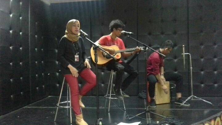 LSPRband's tweet photo. VMR Band dari Batch 18 yang menemani kita di SOT kantin siang hari ini. http://t.co/AbHvsc0O3b