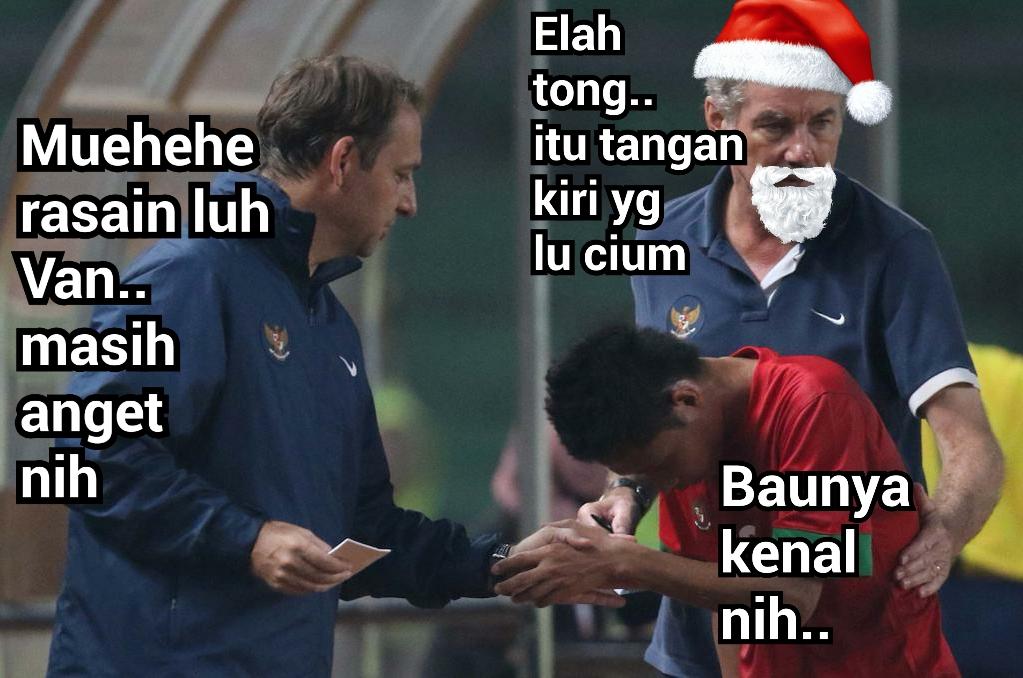 Ada Evan Dimas salah nyium tangan. #SuperSoccerMeme @bolanewscom