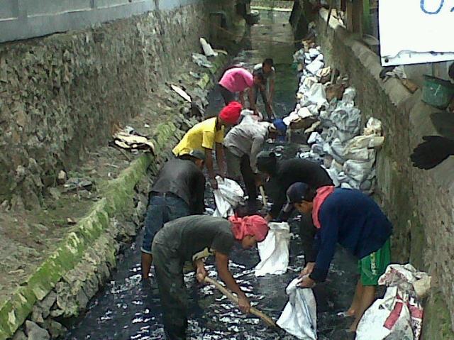 13:03 DPU Pemprov DKI @PoskoDPUDKI @POSKOBARAT2 lakukan kuras saluran pembuangan Pahlawan Kbn Jeruk  #antisipasibanjir