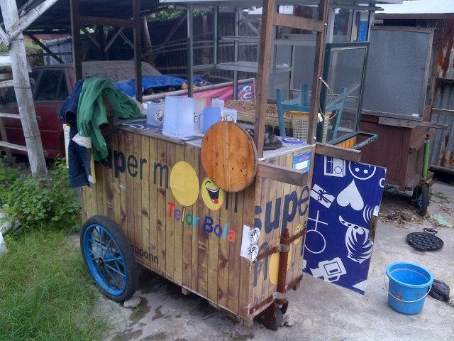 supermooonn's tweet photo. Yg lg makan siang silahkan menyimak :D !! Supermoon hadir lg di ALKID ( alun alun kidul ) surakarta!!! Mari Uncleeee http://t.co/vKfEeNsMdF