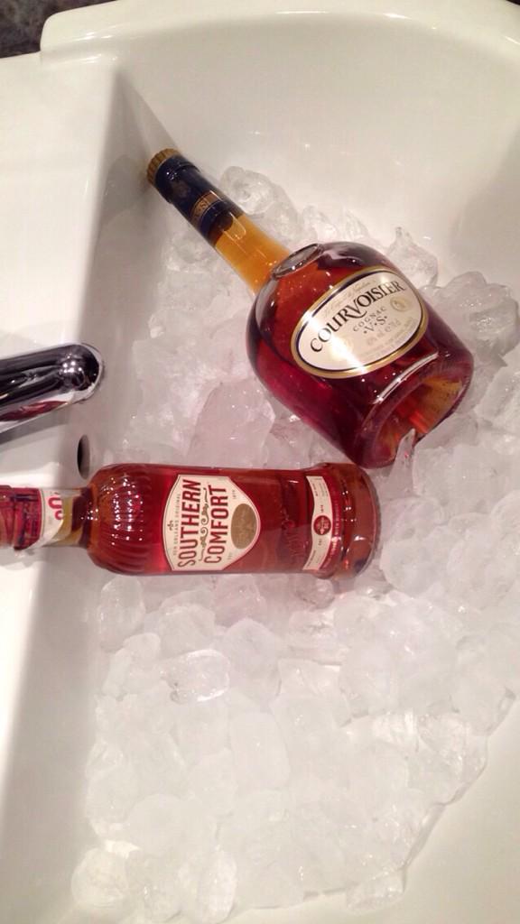 officialwes_'s tweet photo. Them times :p #london#boys#catchup#drinks#courvouire#southerncomfort# http://t.co/EHBaVj7Kl9