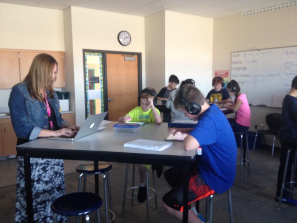 MichelleOReed's tweet image. 6th graders in Mrs Marsing&apos;s class are deep in thought trying to figure out coding. @armstrongacad #edtechcontest