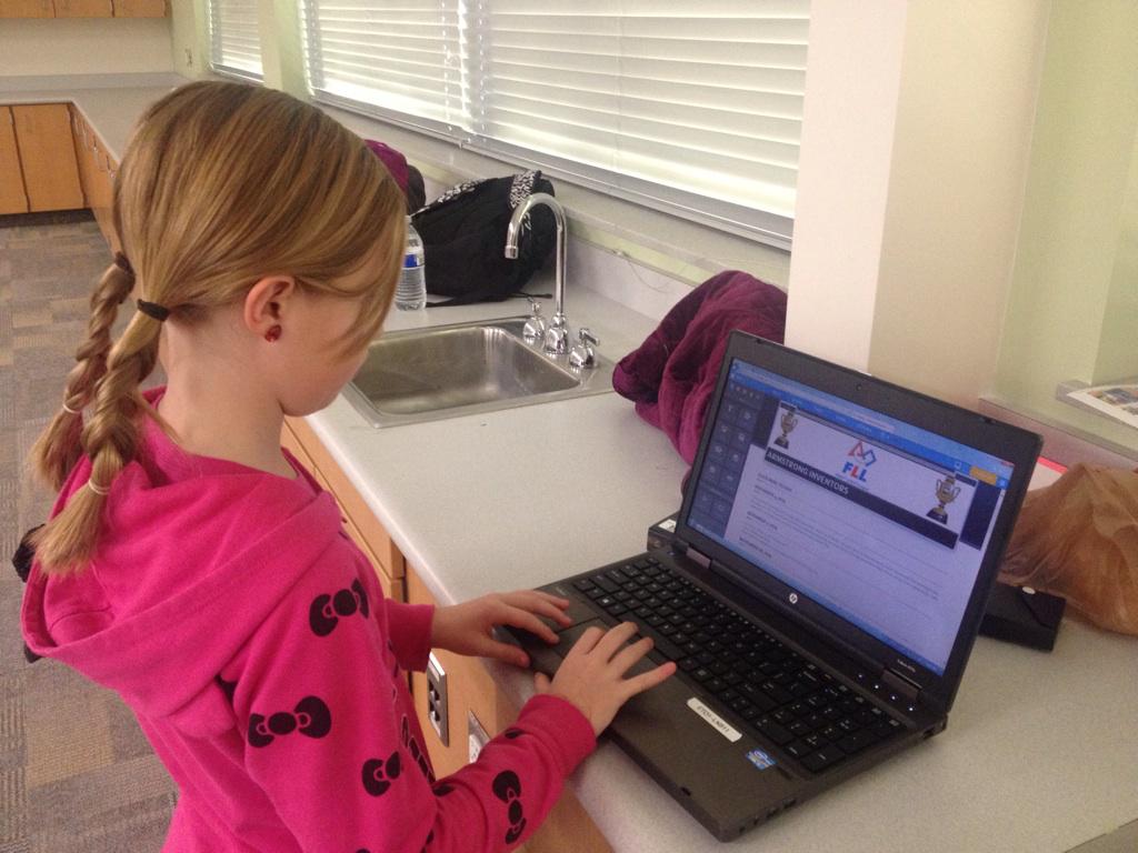 MichelleOReed's tweet image. Armstrong Inventors work on their website, poster, and robot in Lego League. @armstrongacad   #edtechcontest