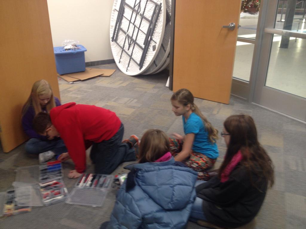 MichelleOReed's tweet image. Armstrong Inventors work on their website, poster, and robot in Lego League. @armstrongacad   #edtechcontest