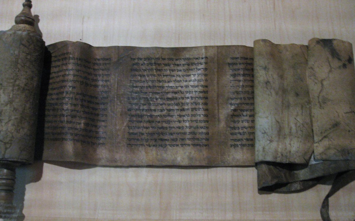 Libroantiguo's tweet photo. A 13th/14th-century scroll of the Book of Esther from Fes, Morocco, held at the Musée du quai Branly in Paris. http://t.co/dWE3KnRP6O