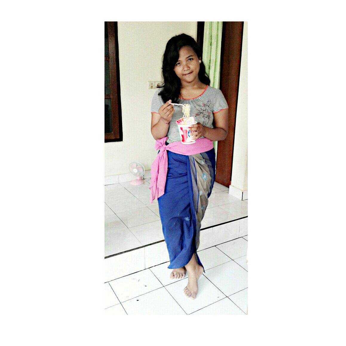 Makan pop mie dulu, biar dapet cwo dari hongkong!!! Haha