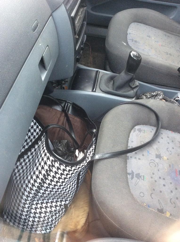 leicspolice's tweet photo. Second handbag on show in #BLeys put your valuables in the boot #lockitorloseit http://t.co/99eqTlgZk3