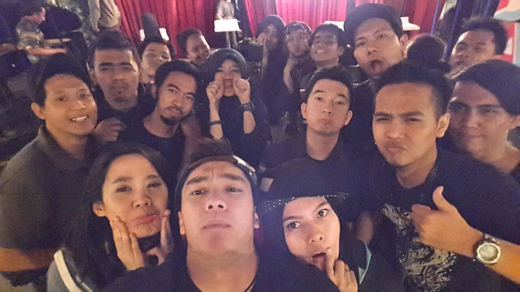 sherylsheinafia's tweet photo. Salute and love to my team!! Rough day tapi tetep semangat!!! #BreakoutNetShower 🚿🛁 HAHA @breakoutnet http://t.co/12wbQu6t1r