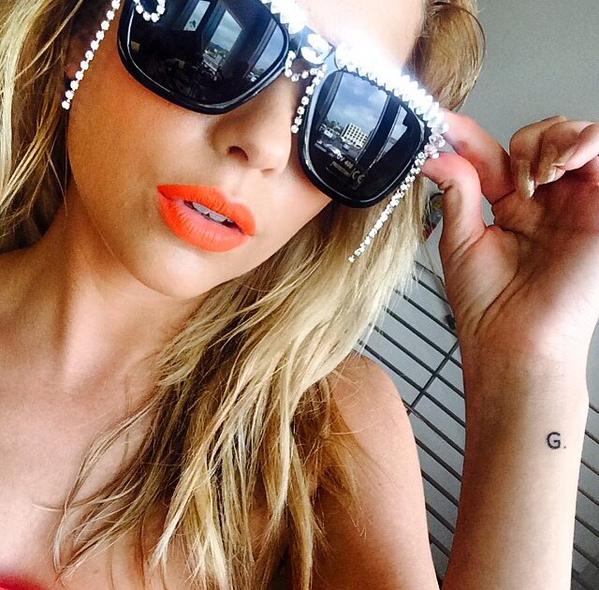 Quem disse que ela não ostenta? bjs recalque Happy Birthday Ashley Benson 