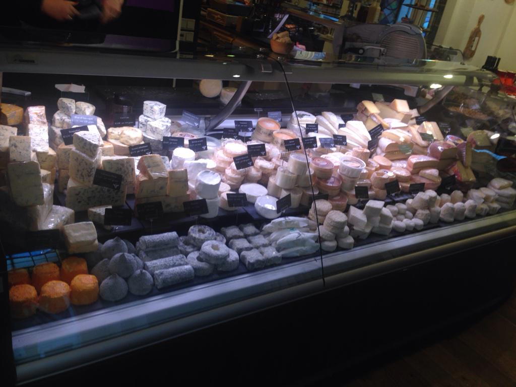 Wij zijn er klaar voor! De hele toonbank ligt weer vol! Door 15 minuten parkeerplaatsen zijn we goed bereikbaar!