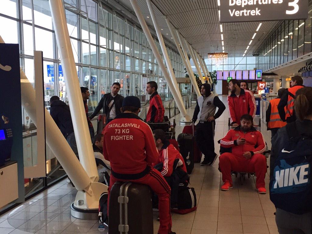 De eerste judoka's staan op Schiphol #georgia <a href="/KENAMJU/">HELDEN VAN KENAMJU</a> <a href="/judobond/">Judo Bond Nederland</a>