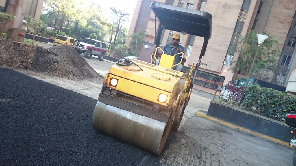 josyfernandez's tweet photo. Ayer asfaltamos el paseo Los Burros la via del sitio ops semguimos mejorando nuestra calidad de vida todo por San http://t.co/iXCBno7M0n