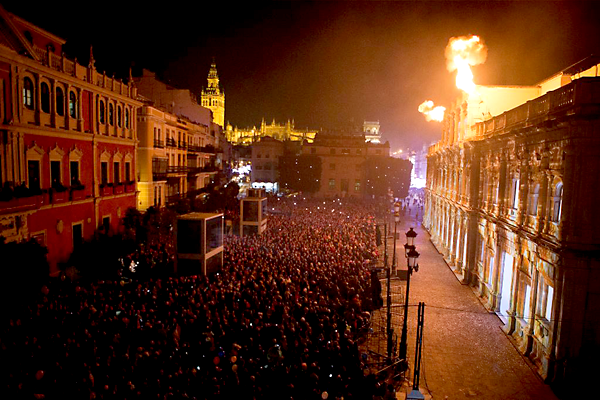 sevillaciudad's tweet photo. Ayer el #Mapping de #Sevilla impresionó con sus efectos de luz, sonido...y fuego. Hasta el 5/1 http://t.co/RSImNBcoPZ http://t.co/PAvVxphBxB
