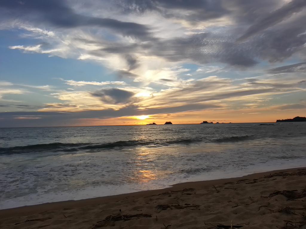 riamalia's tweet photo. Matahari terbenam di pantai Calang kabuaten Aceh Jaya http://t.co/MNOmnYXhda
