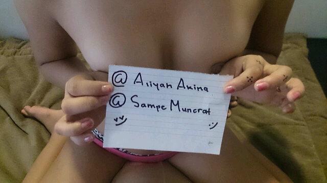 ALiyahAkina's tweet photo. @SampeMuncrat nih Sis Pic aku sama Name tag, bantu di Promosi"in ya sis,dan minta Follback nya ya. Makasih sis http://t.co/c6CZBWzbBQ