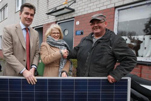 EnecoNieuws's tweet photo. #Rotterdam ruim 2600 zonnepanelen rijker dankzij @Woonstad   http://t.co/8x0pUyNh9i http://t.co/WQmkWpxdMH