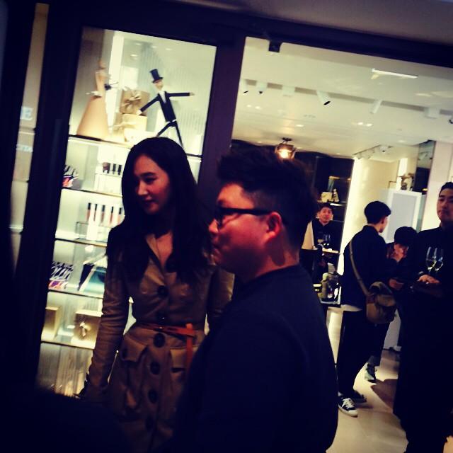 [PIC][18-12-2014]Yuri tham dự sự kiện khai trương "Burberry Beauty Box" vào tối nay B5Ide1KCMAEkmI6
