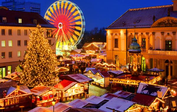 RoomHopper's tweet photo. A Glittering #chrismas City  @stuttgart http://t.co/Y37rSCdL4l