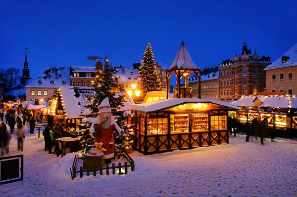RoomHopper's tweet photo. A Glittering #chrismas City  @stuttgart http://t.co/Y37rSCdL4l