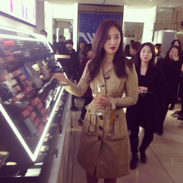 [PIC][18-12-2014]Yuri tham dự sự kiện khai trương "Burberry Beauty Box" vào tối nay B5IeR-4CMAAxRx0