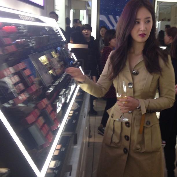 [PIC][18-12-2014]Yuri tham dự sự kiện khai trương "Burberry Beauty Box" vào tối nay B5IeSRWCIAA5axd