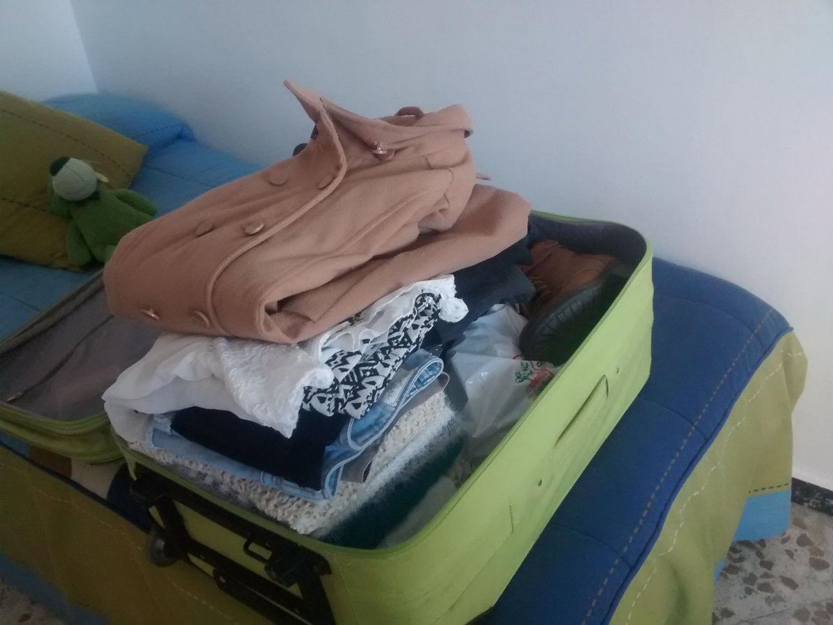 FermiAraque's tweet photo. Dilema de vuelta a casa por navidad, ¿cómo meto todo esto aquí? (Y faltan cosas) jajajajajaja http://t.co/U1kC96ixOO
