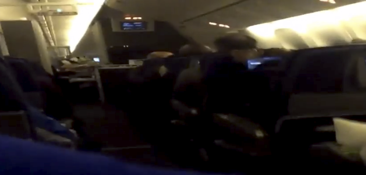 airlivenet's tweet photo. Scaring!!! Footage from inside American Airlines #AA280 into massive turbulence http://t.co/M9MiQgCgID http://t.co/suwVo2l0Jy