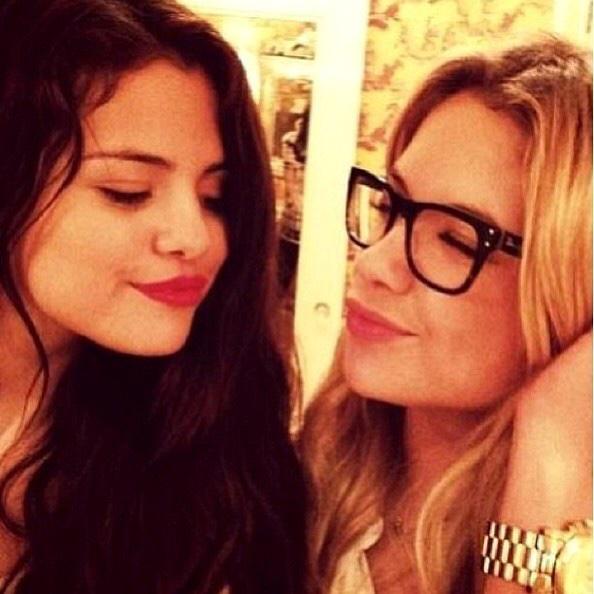 Hoje é aniversário de uma das grandes amigas da Selena, a Ashley Benson! Happy bday  