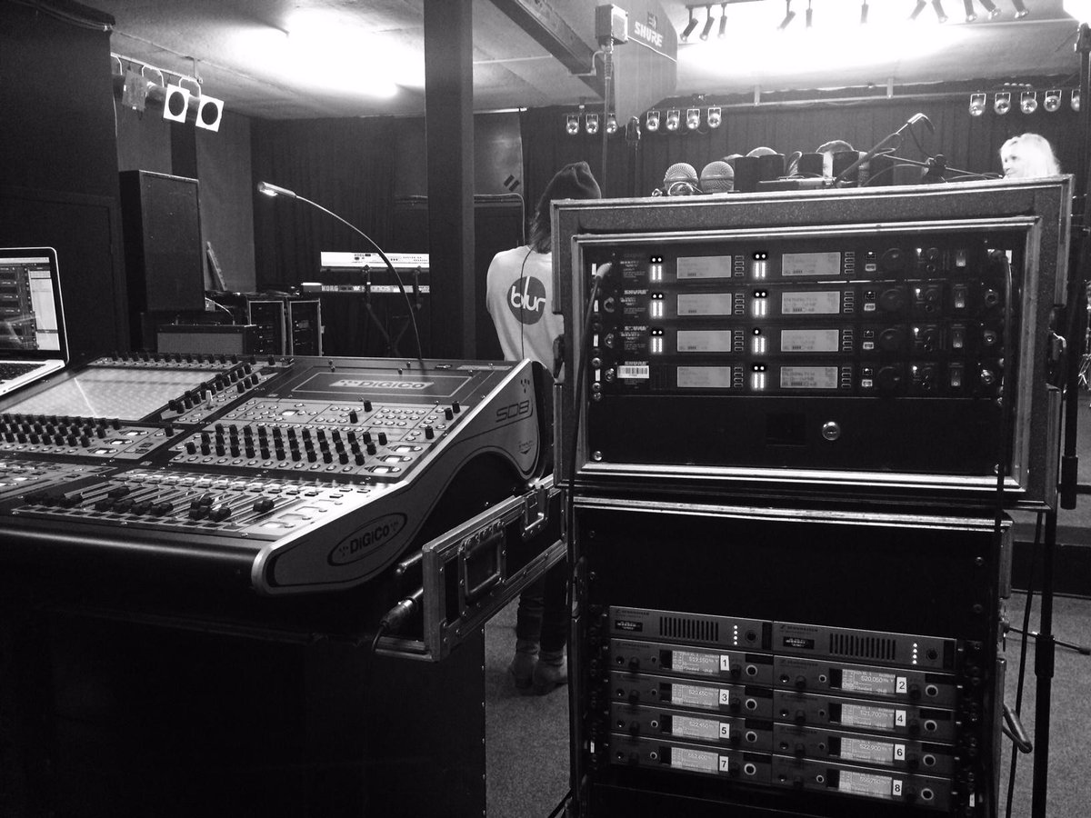 onedirection's tweet image. #OnTheRoadAgain1D - behind the scenes at rehearsals!