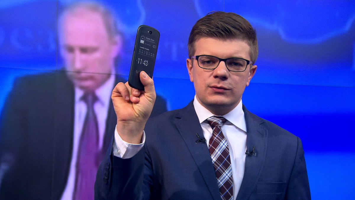 swiattech's tweet photo. Mamy telefon Putina. Jak wygląda i działa Yotaphone 2? Odpowiedź już o 21:00 w @tvn24bis http://t.co/gugIZm5vsg http://t.co/PdZzNO9UYB