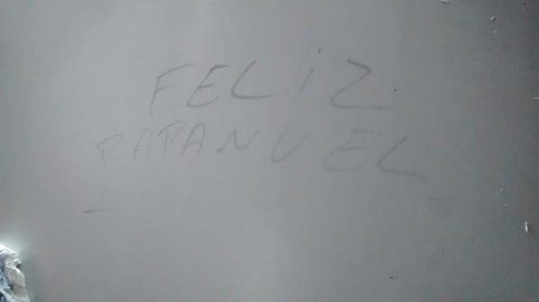 InfoPlatensetw's tweet photo. [#AHORA] Boqueteros vaciaron carnicería en 44 y 137. "Feliz Papa Nuel", escribieron antes de irse, vía @LilaTBK. http://t.co/Gfz3GLhUaV
