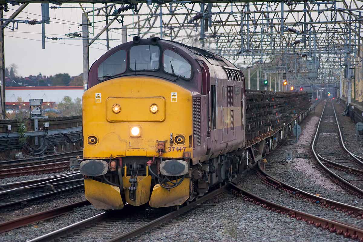 ellybellypubs's tweet photo. Day22 of #LPAdventCalendar sees 37417 approaching Stockport in October 2008 @rlyherald @VTStockport #Christmas http://t.co/m88fSHdaDk