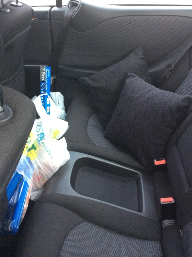 leicspolice's tweet photo. First car we see has #Christmas shopping &amp; a laptop bag. If you can see it a thief can too #lockitorloseit #BLeys http://t.co/3Bt14QkYEg