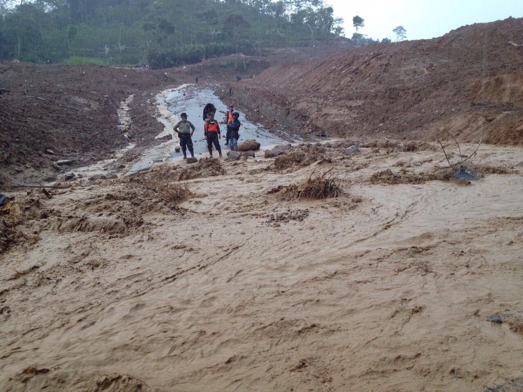 Team UAV <a href="/geodesiugm/">Teknik Geodesi UGM</a> memetakan dampak bencana #Banjarnegara  <a href="/NGIndonesia/">Nat Geo Indonesia</a> <a href="/BBCIndonesia/">BBC News Indonesia</a> <a href="/antaranews/">antaranews.com</a> <a href="/okezonenews/">Okezone</a>