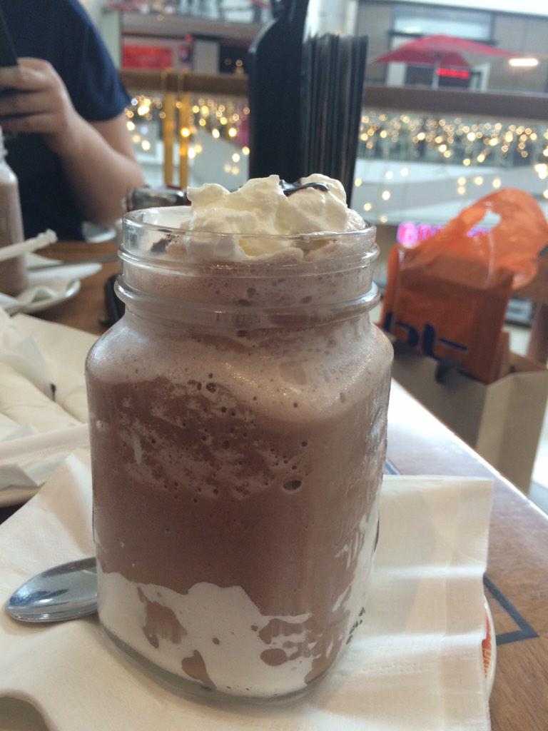 MicaelaWhite's tweet photo. 🌟🌟Upside down frozen marshmallow hot chocolate @SamWhite1021 🌟🌟 http://t.co/UhGPY1ybHr