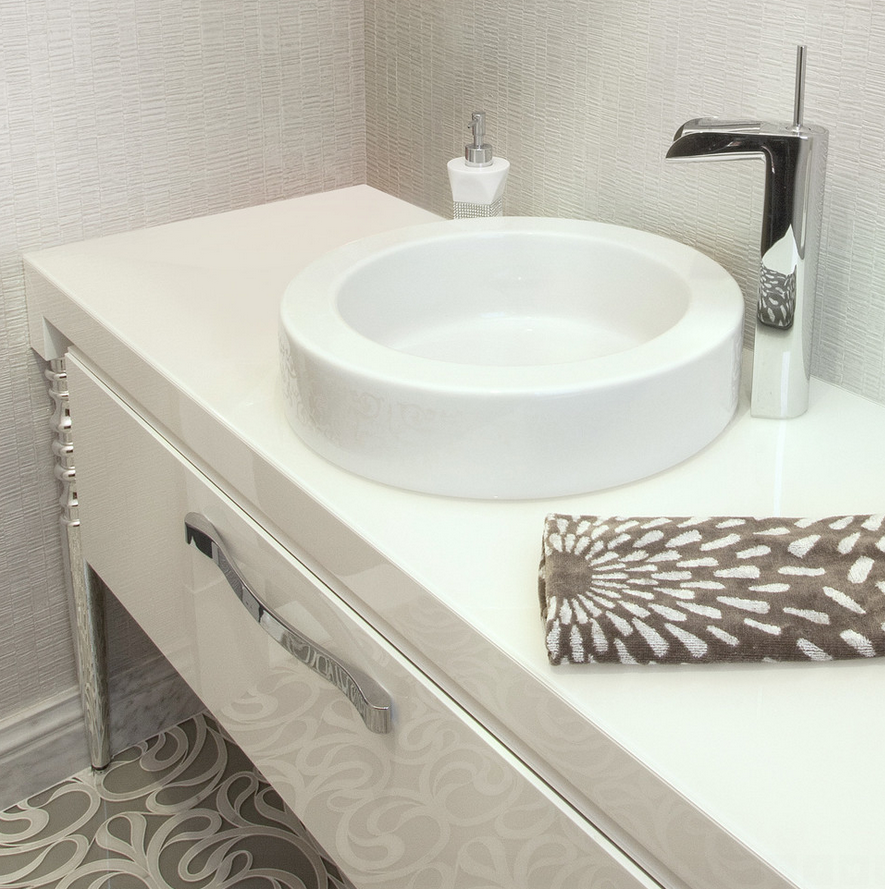 #ModernMonday Our LoveMe faucet looks #MerryandBright in this stunning shot from @HomeandStone #WinterWhites #Design